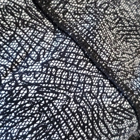 •LULULEMON/Black + White Rare Leggings/4• - Picture 2 of 7